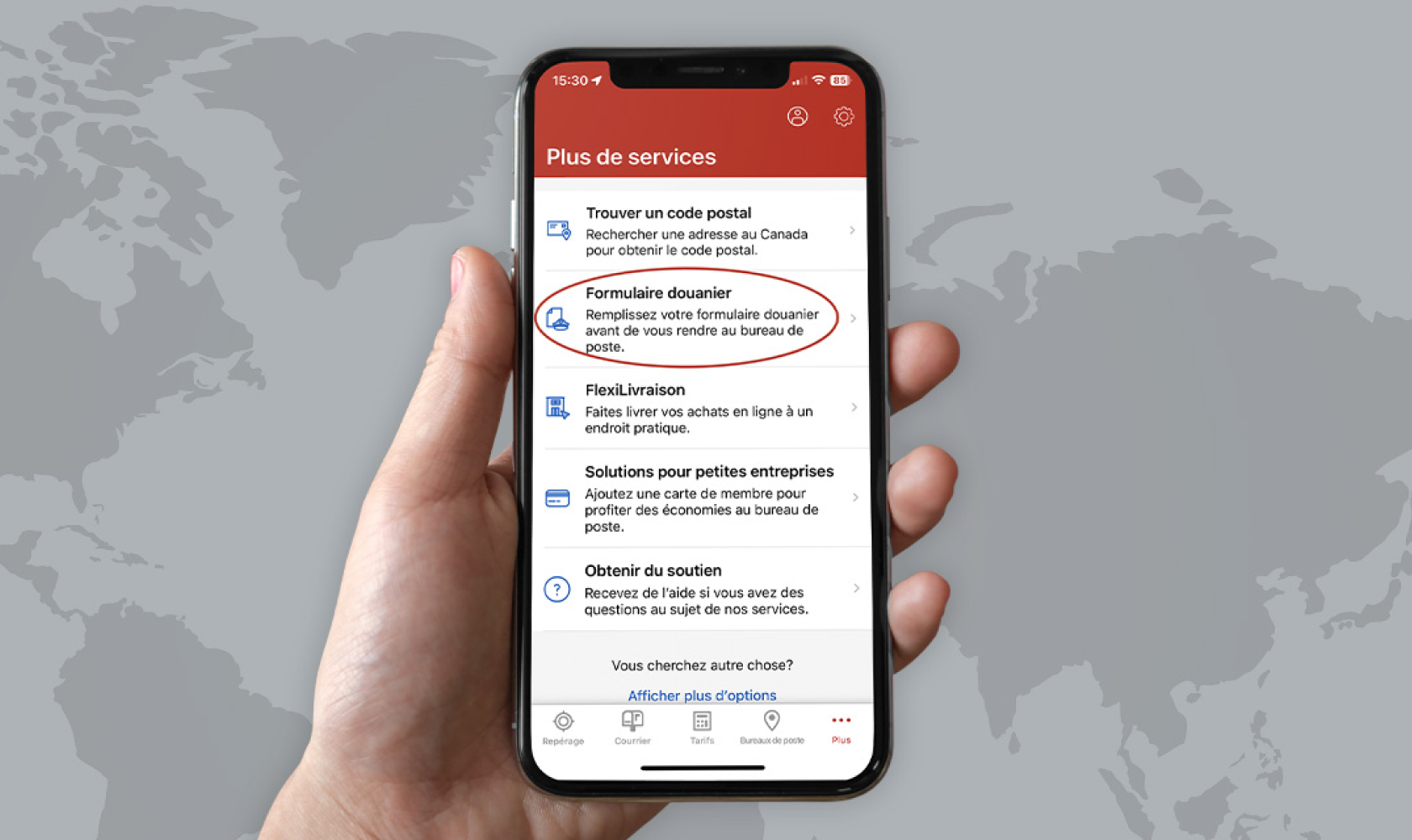 Un écran de téléphone intelligent affiche le menu « Plus de services » de l’appli Postes Canada. Une option indique : « Remplissez votre formulaire douanier avant de vous rendre au bureau de poste. » 