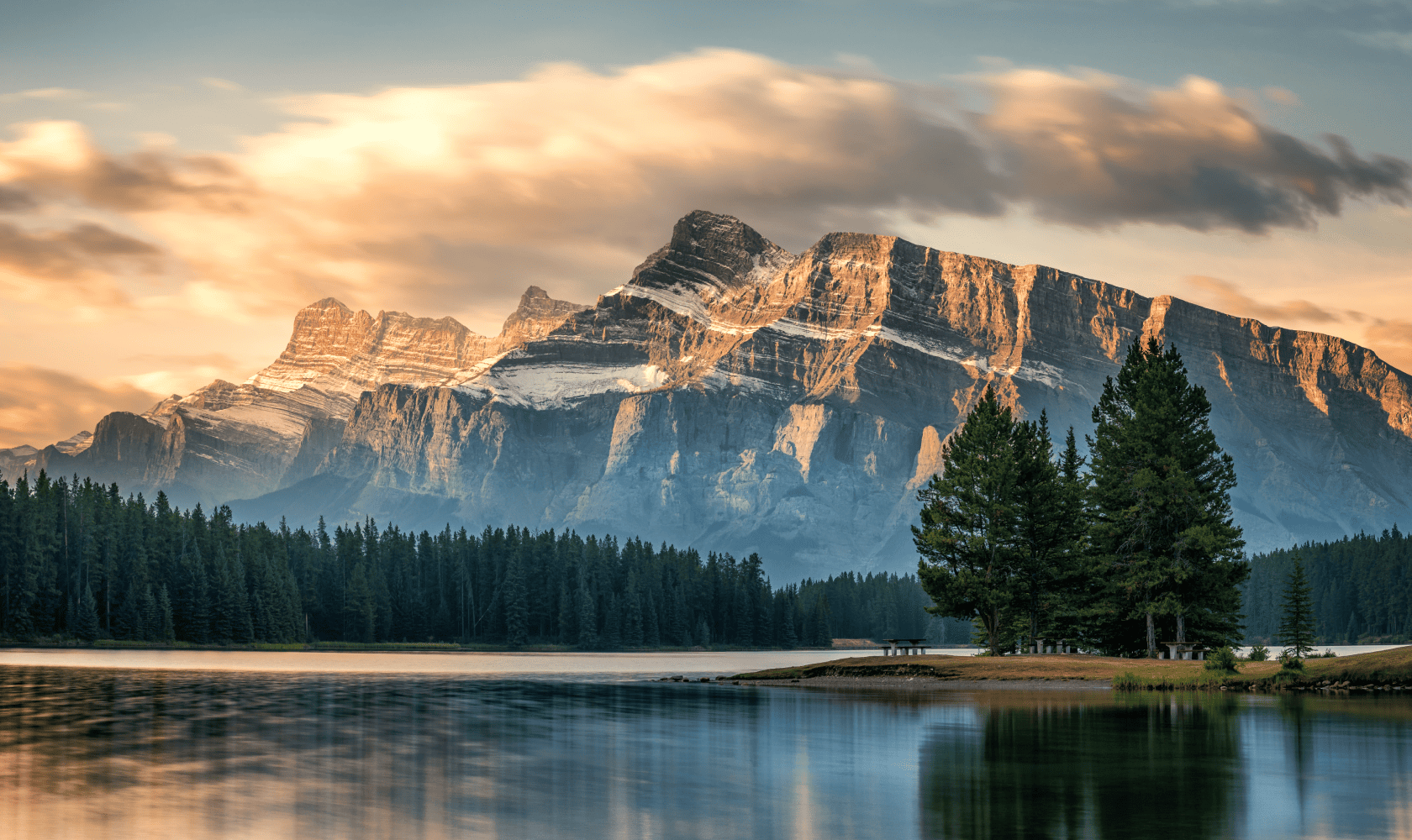 Paysage canadien avec une montage en arrière-plan.